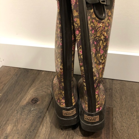 Size 7 rain boots - Picture 2 of 3